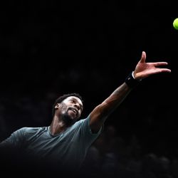 El francés Gael Monfils sirve al argentino Francisco Cerundolo durante su partido individual masculino el segundo día del torneo de tenis Paris ATP Masters 1000 en el Accor Arena - Palais Omnisports de Paris-Bercy - en París. | Foto:JULIEN DE ROSA /AFP