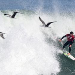 El peruano Lucca Mesinas compite durante la final masculina por la medalla de bronce en tabla corta de surf de los Juegos Panamericanos Santiago 2023 en la playa Punta de Lobos en Pichilemu, Chile. | Foto:ERNESTO BENAVIDES / AFP