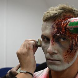 Un artista de máscaras prepara el maquillaje de uno de los personajes antes de la fiesta de Halloween más gigante de Hungría en Cinemaqua Filmpark, en Kisvarda. Aquí se pueden encontrar más de 300 personajes de películas de terror en decorados de películas originales durante la octava Noche de los Horrores, la llamada "Noche de Pesadilla". | Foto:ATILA KISBENEDEK / AFP