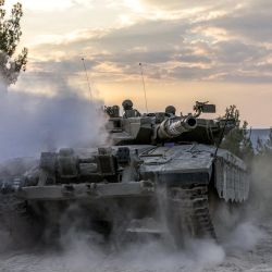 Un tanque de batalla del ejército israelí se mueve en una posición en la región de la Alta Galilea en el norte de Israel, cerca de la frontera con el Líbano, en medio de crecientes tensiones transfronterizas entre Hezbollah e Israel mientras continúan los combates en el sur con militantes de Hamas en la Franja de Gaza. | Foto:JALAA MAREY / AFP