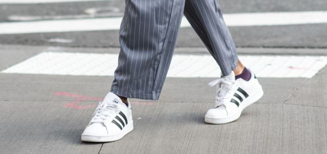 Cómo llevar jeans rectos y zapatillas adidas a los 60 años