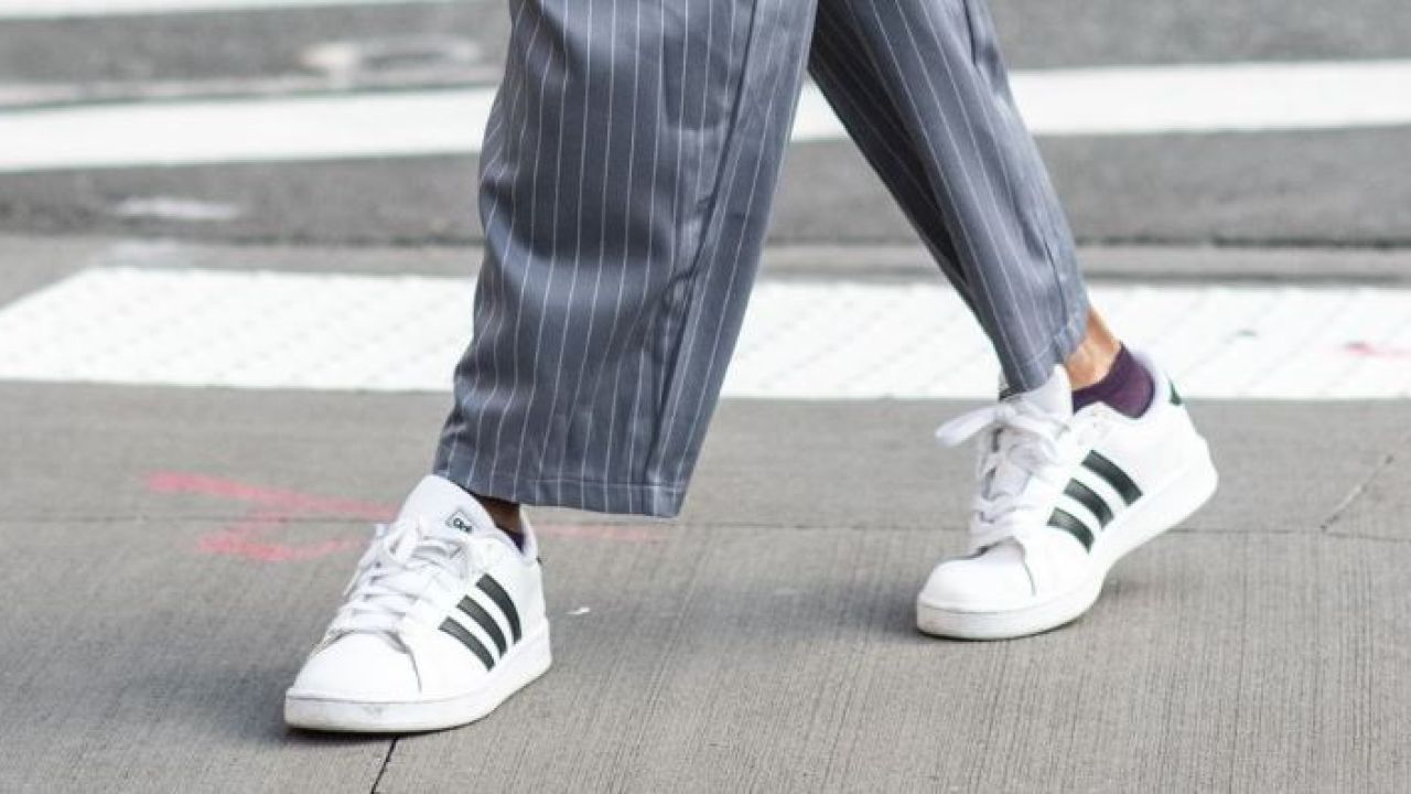 Las zapatillas blancas de tendencia a más tendencia para llevar