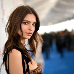 Emily Ratajkowski tiene las zapatillas que serán tendencia y son furor en redes