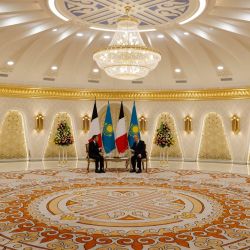 El presidente de Francia, Emmanuel Macron se reúne con el presidente de Kazajstán, Kassym-Jomart Tokayev, en Astaná. | Foto:Ludovic Marin / AFP