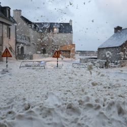 Esta fotografía muestra espuma en la calle de Penmarc'h, en el oeste de Francia, cuando la tormenta Ciaran azota la región. | Foto:FRED TANNEAU / AFP