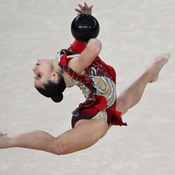 La argentina Celeste D'Arcangelo compite en la final individual de gimnasia rítmica de los Juegos Panamericanos Santiago 2023 en el Polideportivo de Equipos del Parque Deportivo del Estadio Nacional de Santiago. | Foto:Raúl Arboleda / AFP