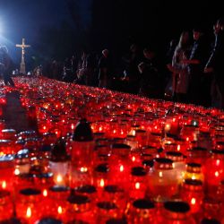 Linternas encendidas por los residentes locales se exhiben en el cementerio de Mirogoj el día de Todos los Santos en Zagreb. | Foto:DENIS LOVROVIC / AFP