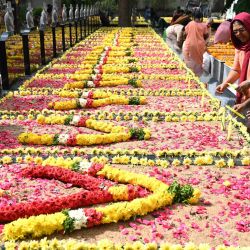 Los devotos cristianos presentan sus respetos ante la tumba de las monjas católicas durante el Día de los Difuntos en un cementerio de Chennai, India. | Foto:R. Satish Babu / AFP