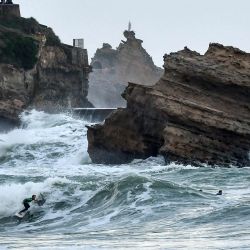 Los surfistas montan olas en la Grande Plage antes de que la tormenta Ciaran azotara la región, en Biarritz, suroeste de Francia. | Foto:GAIZKA IROZ / AFP