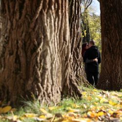 Una pareja se besa en un parque en la capital de Ucrania, Kiev. | Foto:Anatolii Stepanov / AFP