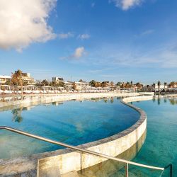 El Beach Club del TRS Yucatán Hotel ofrece una triple infinity pool frente al mar.
