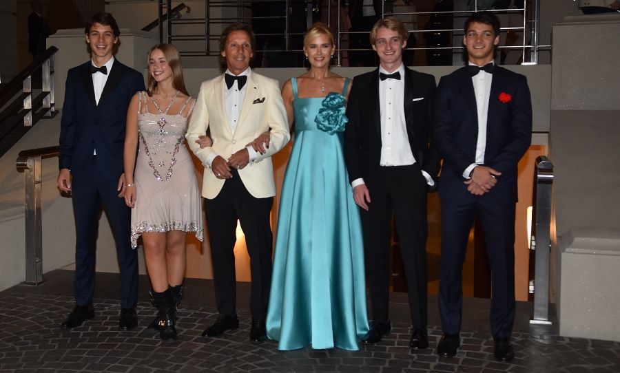 Valeria Mazza, Alejandro Gravier y sus hijos.