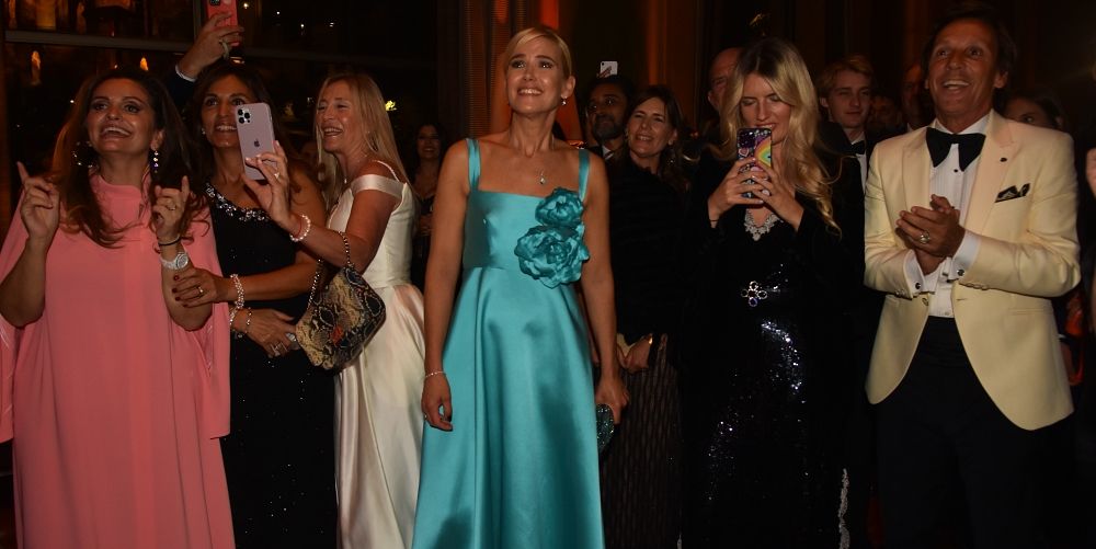 Valeria Mazza emocionada mientras canta Taína Gravier con Carlos Casella.