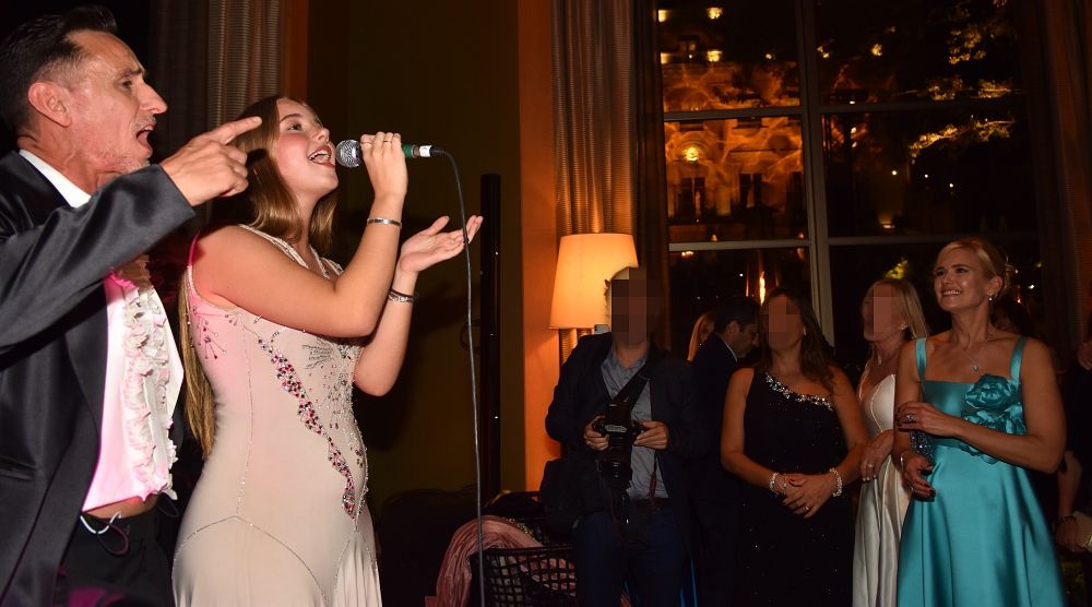 Taína Gravier con Carlos Casella cantan "Morir de amor".