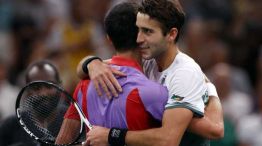 El serbio Novak Djokovic y el argentino Tomas Martin Etcheverry se abrazan tras su partido de octavos de final
