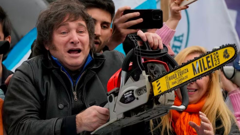 La motosierra de Javier Milei en la TV de los Países Bajos: "Argentina está al borde del abismo y la gente quizás elija a un loco total"