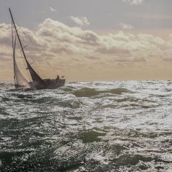 El monocasco de clase 40 Trimcontrol navega al inicio de la regata de vela en pareja Jacques Vabre, desde Le Havre hasta la isla francesa de ultramar de La Martinica. | Foto:Sébastien Salom-Gomis / AFP