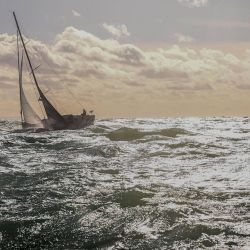 El monocasco de clase 40 Trimcontrol navega al inicio de la regata de vela en pareja Jacques Vabre, desde Le Havre hasta la isla francesa de ultramar de La Martinica. | Foto:Sébastien Salom-Gomis / AFP