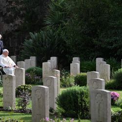 El Papa Francisco llega al cementerio de guerra de la Commonwealth en Roma antes de encabezar una misa de conmemoración de todos los fieles difuntos. | Foto:ALBERTO PIZZOLI / AFP