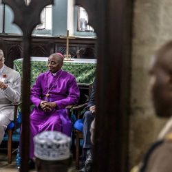 El rey Carlos III de Gran Bretaña se sienta junto al obispo de la Diócesis Anglicana de Mombasa, Alphonce Mwaro Baya, durante una reunión interreligiosa en la Catedral Conmemorativa de Mombasa. | Foto:Luis Tato / POOL / AFP