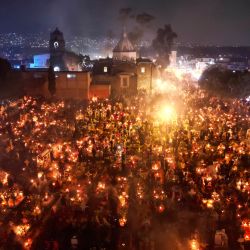 Esta fotografía aérea muestra a personas participando de las celebraciones del Día de Muertos en el panteón de San Andrés Mixquic en la Ciudad de México. | Foto:RODRIGO OROPEZA/AFP