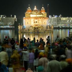 Los devotos sij rinden homenaje en el Templo Dorado iluminado en vísperas del aniversario del nacimiento del gurú sij Ram Das, en Amritsar, India. | Foto:Narinder Nanu / AFP