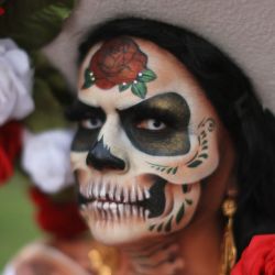 Una mujer camina disfrazada mientras los juerguistas celebran el Día de los Muertos en el Cementerio Hollywood Forever en Los Ángeles, California. | Foto:DAVID SWANSON / AFP