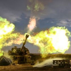 Una unidad de artillería israelí dispara durante un simulacro militar en los Altos del Golán anexados, cerca de la frontera con el Líbano. | Foto:JALAA MAREY / AFP