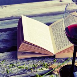 Lecturas acompañadas de un buen vino. | Foto:Shutterstock