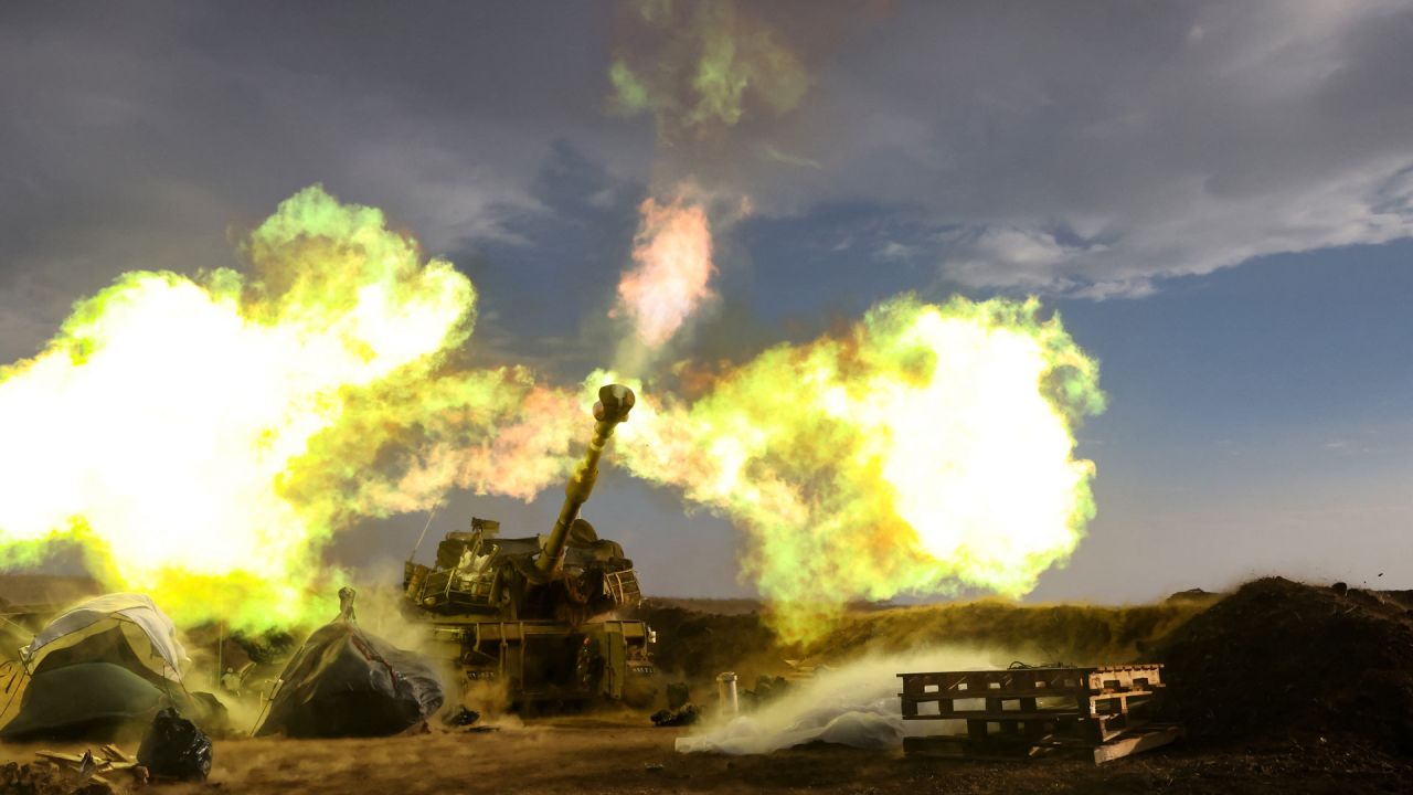 Una unidad de artillería israelí dispara durante un simulacro militar en los Altos del Golán anexados, cerca de la frontera con el Líbano. | Foto:JALAA MAREY / AFP