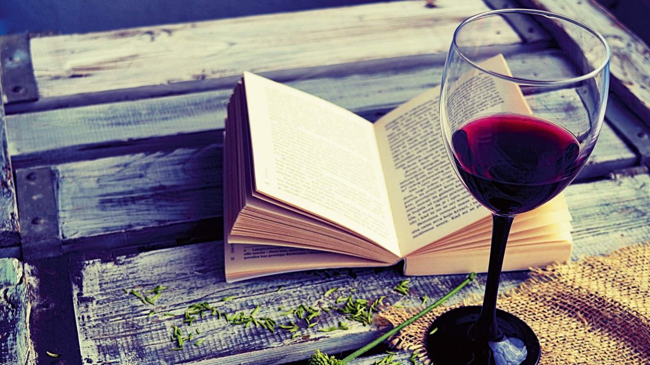 Lecturas acompañadas de un buen vino. | Foto:Shutterstock
