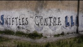 Graffiti Swifties contra LLA, en medio de la polemica entre el candidato y la cantante