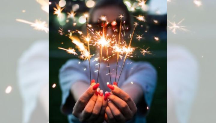 Qué es la red nail theory, el truco de atracción que miles de usuarias de TikTok ponen a prueba