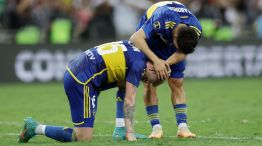 Valentini desolado, y Taborda trata de consolarlo. Boca perdió la Final con Fluminense en el Maracaná.
