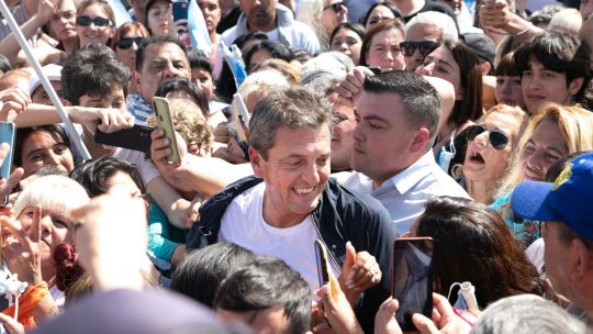 Massa este domingo en campaña, rodeado por centenares de vecinos en San Fernando.