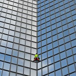 El escalador de rascacielos francés Alain Robert, conocido como el "Spiderman francés", sube a la torre Coupole Total (que alberga la sede de Total Energy) en Puteaux, en el distrito de negocios de La Défense, al oeste de París, para pedir la paz en el Medio Oriente. | Foto:MIGUEL MEDINA / AFP