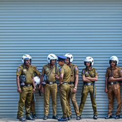 El personal de la policía hace guardia frente a la oficina de la junta nacional de críquet, en Colombo. El ministro de deportes de Sri Lanka, Roshan Ranasinghe, despidió a la junta nacional de críquet días después de una derrota humillante ante la India en la Copa del Mundo. | Foto:ISHARA S. KODIKARA / AFP