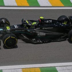El piloto británico de Mercedes, Lewis Hamilton, corre durante la clasificación de sprint en el autódromo José Carlos Pace, también conocido como Interlagos, en Sao Paulo, Brasil, antes del Gran Premio de Brasil de Fórmula Uno. | Foto:NELSON ALMEIDA / AFP