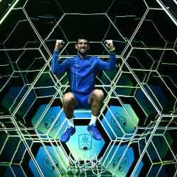 El serbio Novak Djokovic salta mientras posa con el trofeo tras ganar el partido final masculino individual del torneo de tenis ATP Masters 1000 de París contra el búlgaro Grigor Dimitrov. | Foto:JULIEN DE ROSA / AFP