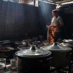 Imagen de personas cocinando alimentos a la leña después de un corte de gas, en la ciudad de Rafah, en el sur de la Franja de Gaza. | Foto:Xinhua/Rizek Abdeljawad