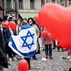 La gente asiste a una instalación de globos rojos que marca cuatro semanas desde que Hamás entró en el sur de Israel y secuestró a más de 230 personas en Copenhague, Dinamarca. | Foto:Nils Meilvang / Ritzau Scanpix / AFP