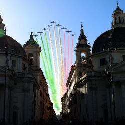 Los aviones de la unidad acrobática de la Fuerza Aérea Italiana Frecce Tricolori (Flechas Tricolores) esparcen humo con los colores de la bandera italiana mientras sobrevuelan la Piazza de Popolo en Roma como parte de las celebraciones del Día de la Unidad Nacional y las Fuerzas Armadas, marcando El fin de la Primera Guerra Mundial en Italia. | Foto:ALBERTO PIZZOLI / AFP