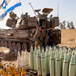 Un equipo de artillería israelí prepara proyectiles en una posición cerca de la frontera con la Franja de Gaza, en el sur de Israel, en medio de las batallas en curso entre Israel y el grupo palestino Hamás en la Franja de Gaza. | Foto:JACK GUEZ / AFP