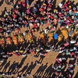 Una vista aérea muestra a familiares y aldeanos reunidos alrededor de los cuerpos de las víctimas del terremoto antes de una ceremonia de cremación masiva en la aldea de Chiuri en el distrito de Jajarkot, Nepal. | Foto:PRABIN RANABHAT / AFP