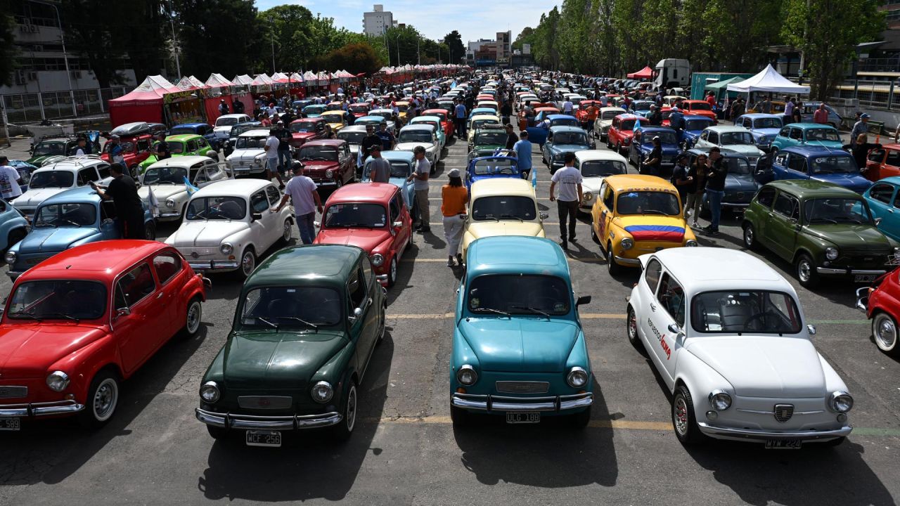 Más de 600 autos Fiat 600 realizaron una colorida caravana que partió desde la pista del Autódromo de la Ciudad de Buenos Aires hasta el "Museo del Fitito", ubicado en el municipio bonaerense de Tres de Febrero, donde se congregaron en busca de un récord Guinness de mayor concentración de estos vehículos. | Foto:Télam/Leo Vaca