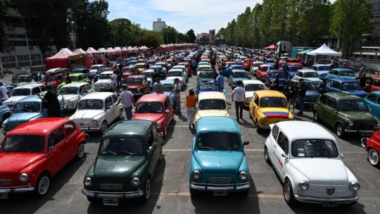 Pasión por los "Fititos": más de 600 autos Fiat 600 hicieron una caravana en busca de un récord mundial
