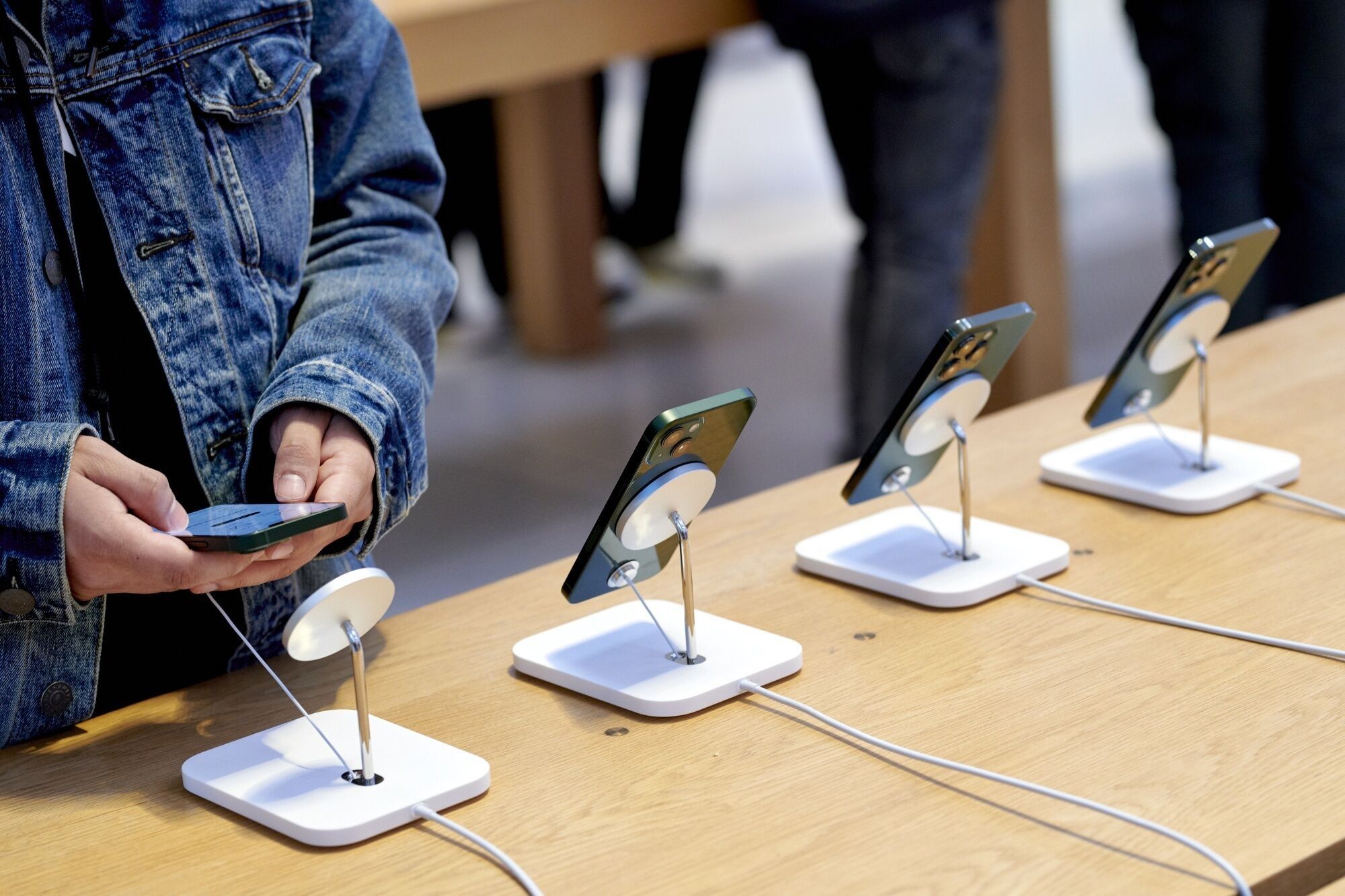 Apple iPhone SE 3 And iPad Air 5 Go On Sale In Store