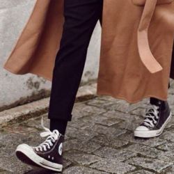 Cambiamos los tacos por las zapatillas Converse con plataforma, ideas de look para combinar con vestidos 