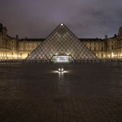 Esta fotografía muestra la Pirámide del Louvre, diseñada por el arquitecto chino-estadounidense Ieoh Ming Pei, en el museo del Louvre en París. | Foto:MIGUEL MEDINA / AFP