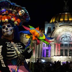 Imagen de una mujer participando en el Gran Desfile de Día de Muertos, en la Ciudad de México, capital de México. | Foto:Xinhua/Carolina Endara